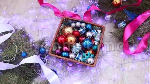 彩色圣诞装饰品和花环新年视频的预览图