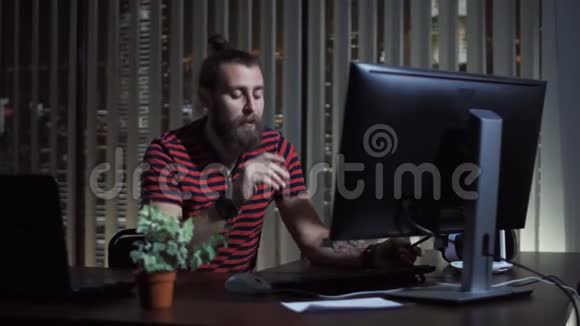 微笑的男人在电脑上打字视频的预览图