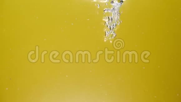 一种新鲜的浆果在黄色的背景上溅入水中视频的预览图