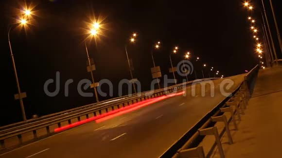 夜间城市高速公路黄灯视频的预览图