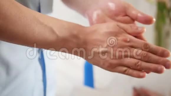 医生在医疗前用手抹奶油视频的预览图