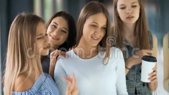 四个快乐的美丽女人在购物看商店视频的预览图