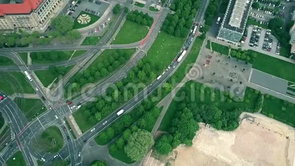 德国德累斯顿的高空俯视道路交通视频的预览图