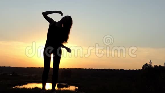小女孩在日落时缓慢地摇头视频的预览图