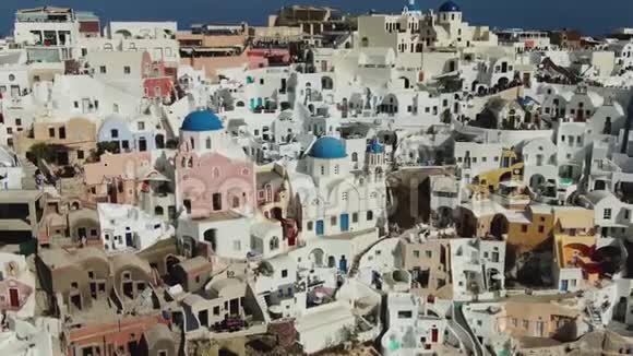 在希腊圣托里尼岛的奥亚飞越著名的蓝色圆顶教堂视频的预览图