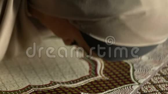 戴头巾的阿拉伯妇女匍匐在祈祷地毯上信仰清真寺的宗教仪式视频的预览图