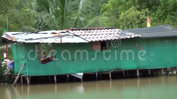 河上的贫民窟亚洲贫穷概念视频的预览图