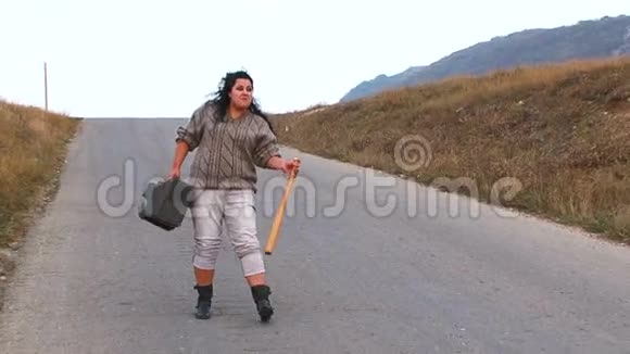 奇怪的女人奶油在路上视频的预览图