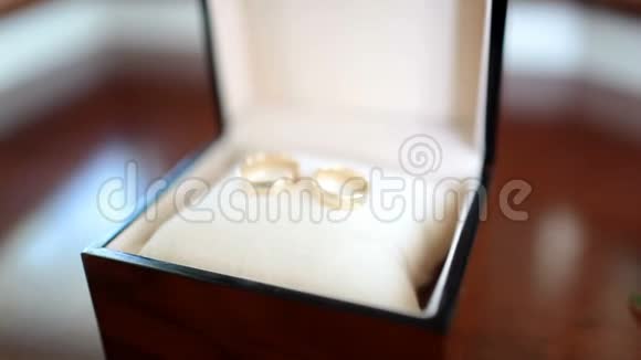带结婚金戒指的盒子视频的预览图
