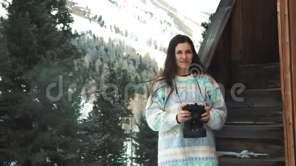 带着老式相机的女孩山区旅行视频的预览图