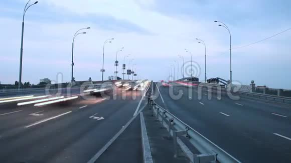 公路路口的时间推移城市车辆通过灯视频的预览图