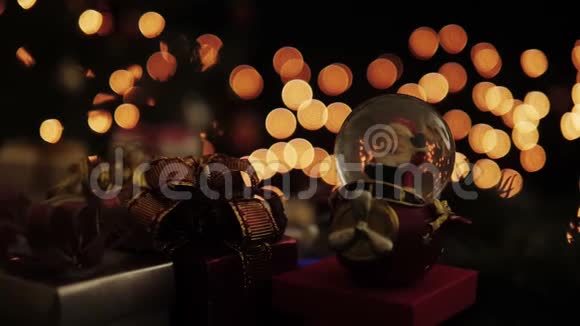 圣诞老人地球仪和圣诞礼品盒背景是明亮的灯光视频的预览图