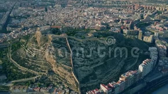 西班牙阿利坎特圣巴巴拉城堡的空中拍摄视频的预览图