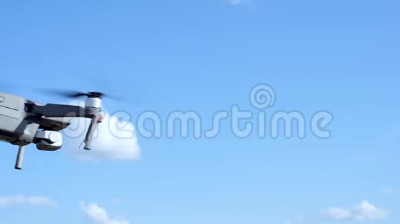 四架直升机对着蓝天视频的预览图
