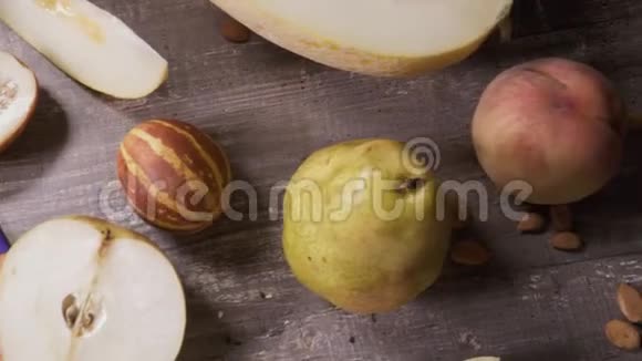 靠近水果的桌子上放着水果沙面碗视频的预览图