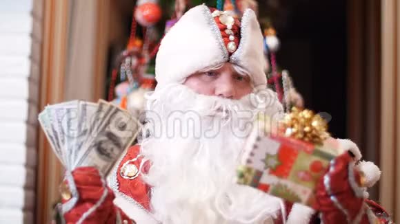 圣诞老人圣诞老人弗罗斯特神父选择什么更好的东西在一个钱或圣诞礼物视频的预览图