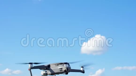 四架直升机对着蓝天视频的预览图