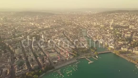 瑞士苏黎世中心和Limmat河的空中拍摄视频的预览图