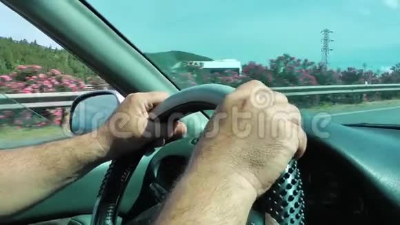 人类正在驾驶汽车车轮视频的预览图