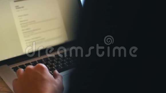 年轻的职业商人使用现代笔记本电脑男性手在笔记本电脑上打字视频的预览图