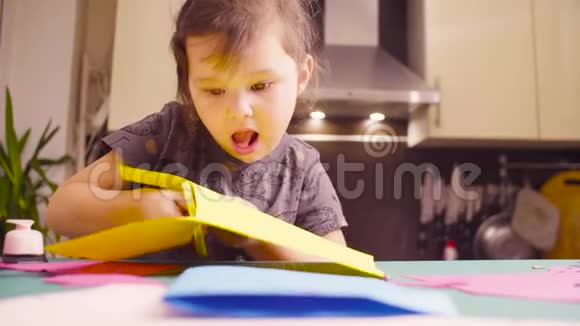 小女孩用剪刀剪彩纸视频的预览图