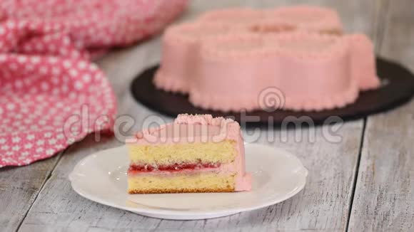 吃一块带粉红色奶油的覆盆子蛋糕视频的预览图