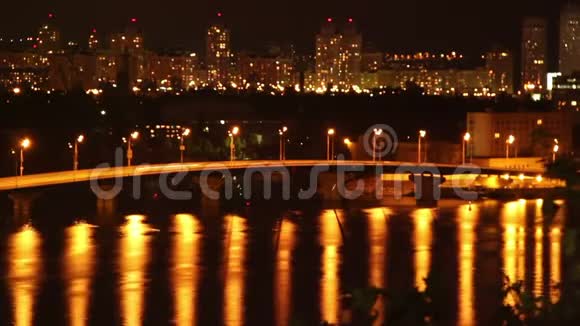 夜晚沉睡的城市汽车在桥上行驶黄灯反射视频的预览图