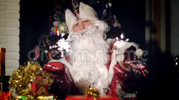 在黄昏时分圣诞老人兴高采烈地挥舞着孟加拉灯视频的预览图