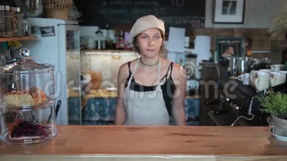 微笑的女服务员展示新鲜美味的芝士蛋糕视频的预览图