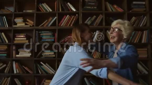 快乐的高级女人和她的女儿拥抱在家里视频的预览图