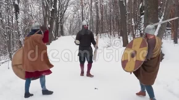 中世纪的法兰克人爱尔兰人维京人穿着盔甲在冬天的森林里用剑盾作战视频的预览图