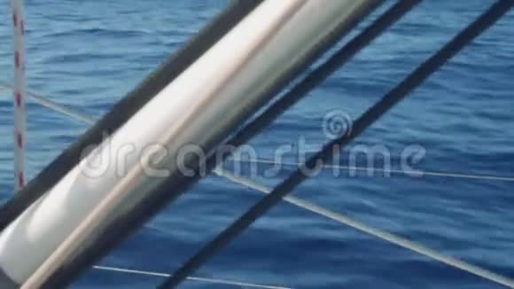 从游艇船上通过绳索观赏海景视频的预览图