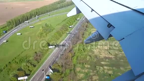 飞机降落在机场从窗口可以看到飞机降落的景色视频的预览图