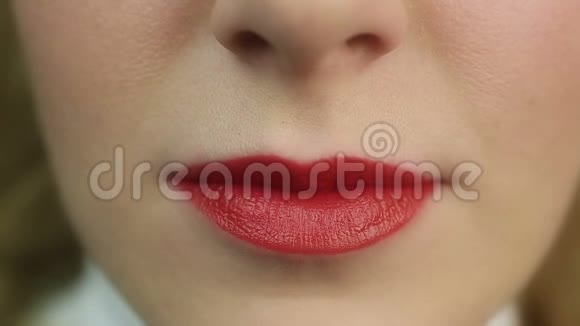 诱人的美丽女性调情和咬唇完美的化妆红唇视频的预览图