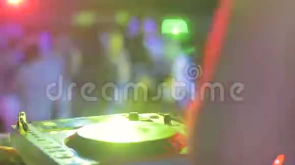 DJ在最佳夜总会的精英派对上手持闪光灯视频的预览图