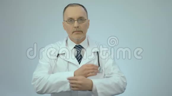 成功自信的医生用折叠的手臂看相机诊所服务视频的预览图
