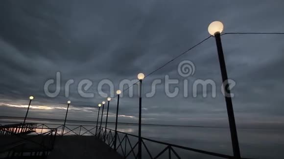 平静的夜晚码头视频的预览图