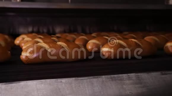 面包生产离开炉子视频的预览图