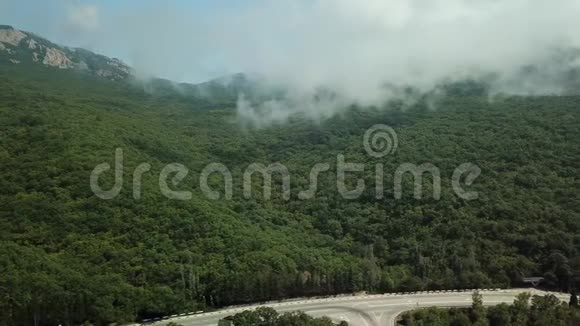 克里米亚有着美丽的山景和山脉之间的公路视频的预览图