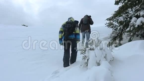 两个人在雪山上爬视频的预览图