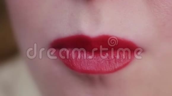 没有礼貌的女性嚼口香糖吹泡泡特写漂亮的嘴唇视频的预览图
