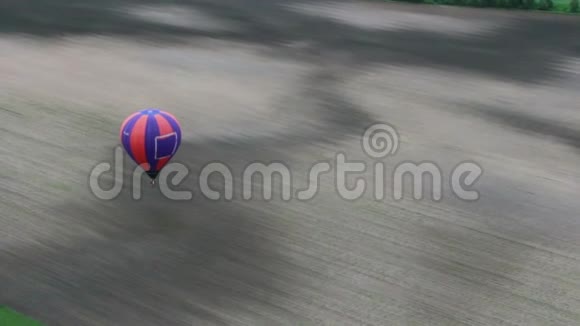 空气气球内部平滑的运动空中乡村视野田野视频的预览图