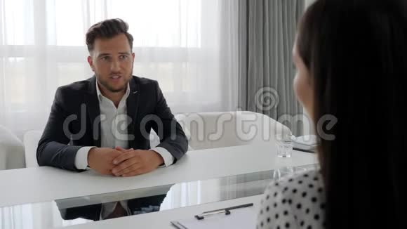 沮丧的男人谈论女人的问题内疚的办公室工作人员与办公室的主管交谈视频的预览图