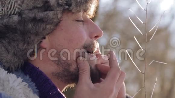 演奏竖琴的人的肖像胡子萨满演奏口琴与一个音乐家犹太人哈普的特写视频的预览图