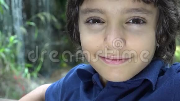 普雷特恩西班牙裔男孩在大自然中微笑视频的预览图