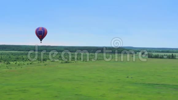 热气球平滑的鸟瞰POV飞越郊区附近视频的预览图