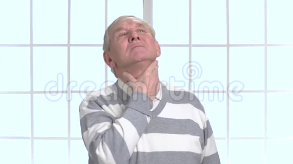 喉咙痛咳嗽的人视频的预览图