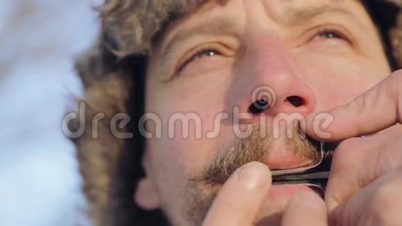 演奏竖琴的人的肖像胡子萨满演奏口琴与一个音乐家犹太人哈普的特写视频的预览图