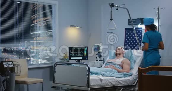 医生在医院探望受伤的士兵视频的预览图