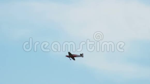 小飞机安全降落在草地上蓝天飞行得不错视频的预览图